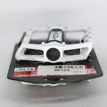 Load image into Gallery viewer, Free Agent Platform Aluminum Bicycle Pedals 9/16 - Live4Bikes