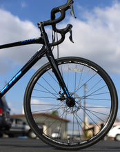 Load image into Gallery viewer, Flite 280 SM Black Road Bike Claris
