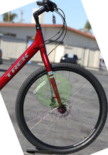 Load image into Gallery viewer, Trek Versa 2 Hybrid City Bike Step Through Hydraulic brakes 17 in -Live 4 bikes